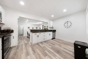 Pristine 3BD, 2BA Modern Getaway with Pool的厨房或小厨房
