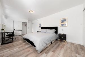 Pristine 3BD, 2BA Modern Getaway with Pool客房内的一张或多张床位
