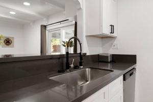 Pristine 3BD, 2BA Modern Getaway with Pool的厨房或小厨房