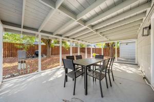 柑橘高地Pristine 3BD, 2BA Modern Getaway with Pool的天井配有桌椅。