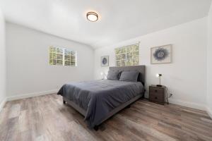 Pristine 3BD, 2BA Modern Getaway with Pool客房内的一张或多张床位