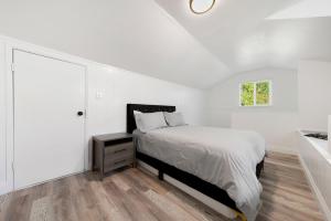 Pristine 3BD, 2BA Modern Getaway with Pool客房内的一张或多张床位