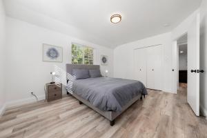 Pristine 3BD, 2BA Modern Getaway with Pool客房内的一张或多张床位