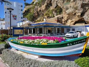 Un barco con flores delante de un edificio. en Apartamento en pleno centro de Torremolinos, en Torremolinos
