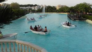 un grupo de personas en barcos en el agua en Apartamento en pleno centro de Torremolinos, en Torremolinos 14 fotos más