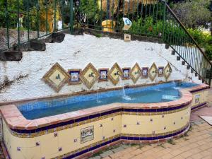 una piscina con un tobogán en un parque infantil en Apartamento en pleno centro de Torremolinos, en Torremolinos