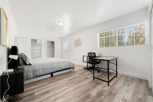 Pristine 3BD, 2BA Modern Getaway with Pool客房内的一张或多张床位