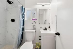 柑橘高地Pristine 3BD, 2BA Modern Getaway with Pool的配有马桶、水槽和镜子的浴室