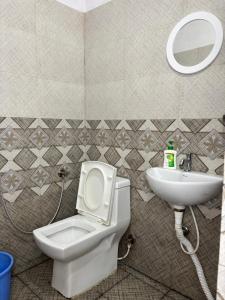 un baño con inodoro y lavabo en Srishti Homestay, en Madikeri 30 fotos más