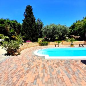 Bazén v ubytovaní B&B Villa Sant'Antonio alebo v jeho blízkosti