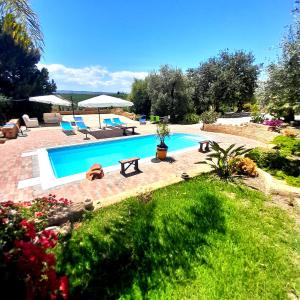 Bazén v ubytovaní B&B Villa Sant'Antonio alebo v jeho blízkosti