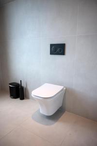 Bilik mandi di Elia Suites
