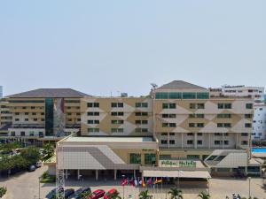 阿克拉Alisa Hotel North Ridge的一座大楼，前面有一个停车场