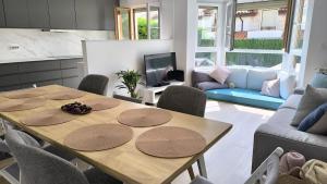 a kitchen and living room with a table and chairs at Casa Valles Verdes in Reocín