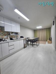 cocina y comedor con mesa en Nowon Station, 2 bedrooms large apartment complex, en Seúl