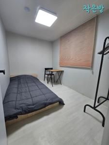 Un dormitorio con una cama y una mesa dentro. en Nowon Station, 2 bedrooms large apartment complex, en Seúl
