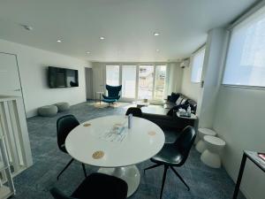 a living room with a white table and chairs at Airport Terrace 1棟2階建貸切ヴィラ大型バルコニー サウナ 駐車場 ペット 屋内BBQ in Fukuoka