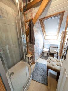 un piccolo bagno con doccia e WC di Holiday home in Balatonendred 44893 a Balatonendréd Altre 39 foto