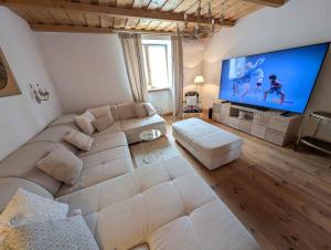 un soggiorno con una grande TV a schermo piatto di Holiday home in Balatonendred 44893 a Balatonendréd