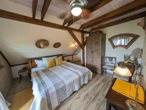 una camera da letto con un letto in una stanza con soffitti in legno di Holiday home in Balatonendred 44893 a Balatonendréd