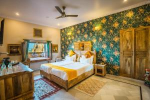 Tempat tidur dalam kamar di K D PALACE - Heritage Hotel On Fort