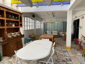 a living room with a white table and chairs at Foz Surfcamp in Foz do Arelho