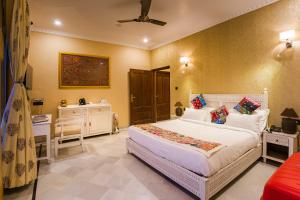Tempat tidur dalam kamar di K D PALACE - Heritage Hotel On Fort