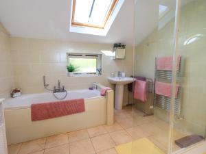 Ένα μπάνιο στο The Garden Suite at Fiddler Hall Barn +19 φωτογραφίες