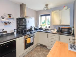 Η κουζίνα ή μικρή κουζίνα στο The Garden Suite at Fiddler Hall Barn