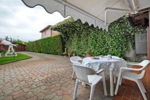 a white table and chairs on a patio at Miniappartamento Il Gelsomino in Spinea