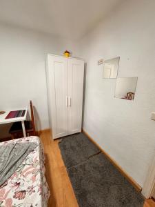 een kamer met een deur en een bank en een tafel bij Habitación interior en Madrid in Madrid +13 foto's