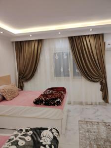 Postel nebo postele na pokoji v ubytování شقه ايجار يومي فرش فندقي موقع مميز اكتوبر طيبه جاردن