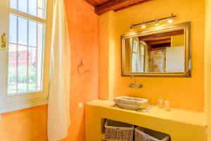 łazienka z umywalką i lustrem w obiekcie Villa Lithi by Villa Plus w mieście Svoronata +27 zdjęć