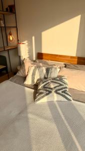 a bed with two pillows on it in a bedroom at 'Das kleine Feine' - Ruhige, helle Ferienwohnung mit Parkplatz und Balkon in Pforzheim +20 photos