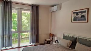 Postel nebo postele na pokoji v ubytování Nelli apartman free parking