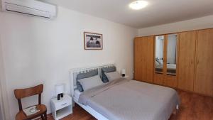 Postel nebo postele na pokoji v ubytování Nelli apartman free parking