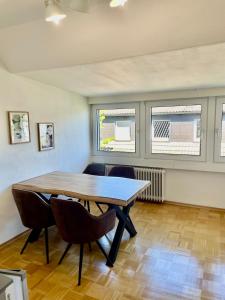 a dining room with a table and chairs at Appartement zur Mühle in Altenberge