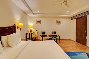 Postel nebo postele na pokoji v ubytování Hotel Marina Near IGI Airport Delhi