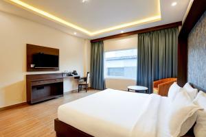 Postel nebo postele na pokoji v ubytování Hotel Marina Near IGI Airport Delhi