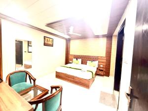Postel nebo postele na pokoji v ubytování Hotel Marina Near IGI Airport Delhi