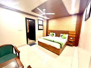 Postel nebo postele na pokoji v ubytování Hotel Marina Near IGI Airport Delhi