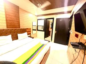 TV a/nebo společenská místnost v ubytování Hotel Marina Near IGI Airport Delhi