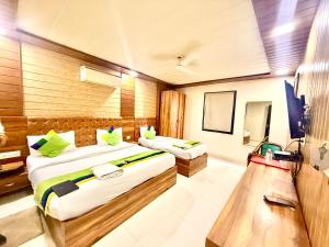 Postel nebo postele na pokoji v ubytování Hotel Marina Near IGI Airport Delhi