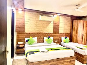 Postel nebo postele na pokoji v ubytování Hotel Marina Near IGI Airport Delhi