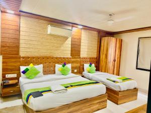 Postel nebo postele na pokoji v ubytování Hotel Marina Near IGI Airport Delhi