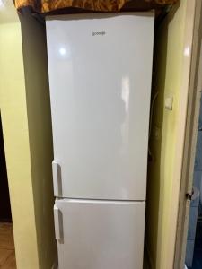 a white refrigerator freezer in a room with avertisementamura at Apartament in Drobeta-Turnu Severin