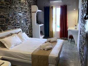 sypialnia z łóżkiem z ręcznikami w obiekcie Milos Dream Life w mieście Triovasálos