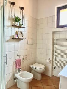 明乔河畔的瓦雷奇奥La casa di Nina - Appartamenti Deluxe的带马桶和水槽的白色浴室 更多22张照片