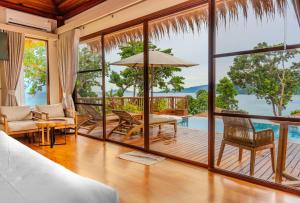 Bazén v ubytování Ten Moons Sunset Villas nebo v jeho okolí