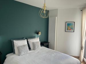 Ένα ή περισσότερα κρεβάτια σε δωμάτιο στο Appartement moderne avec deux chambres et parking